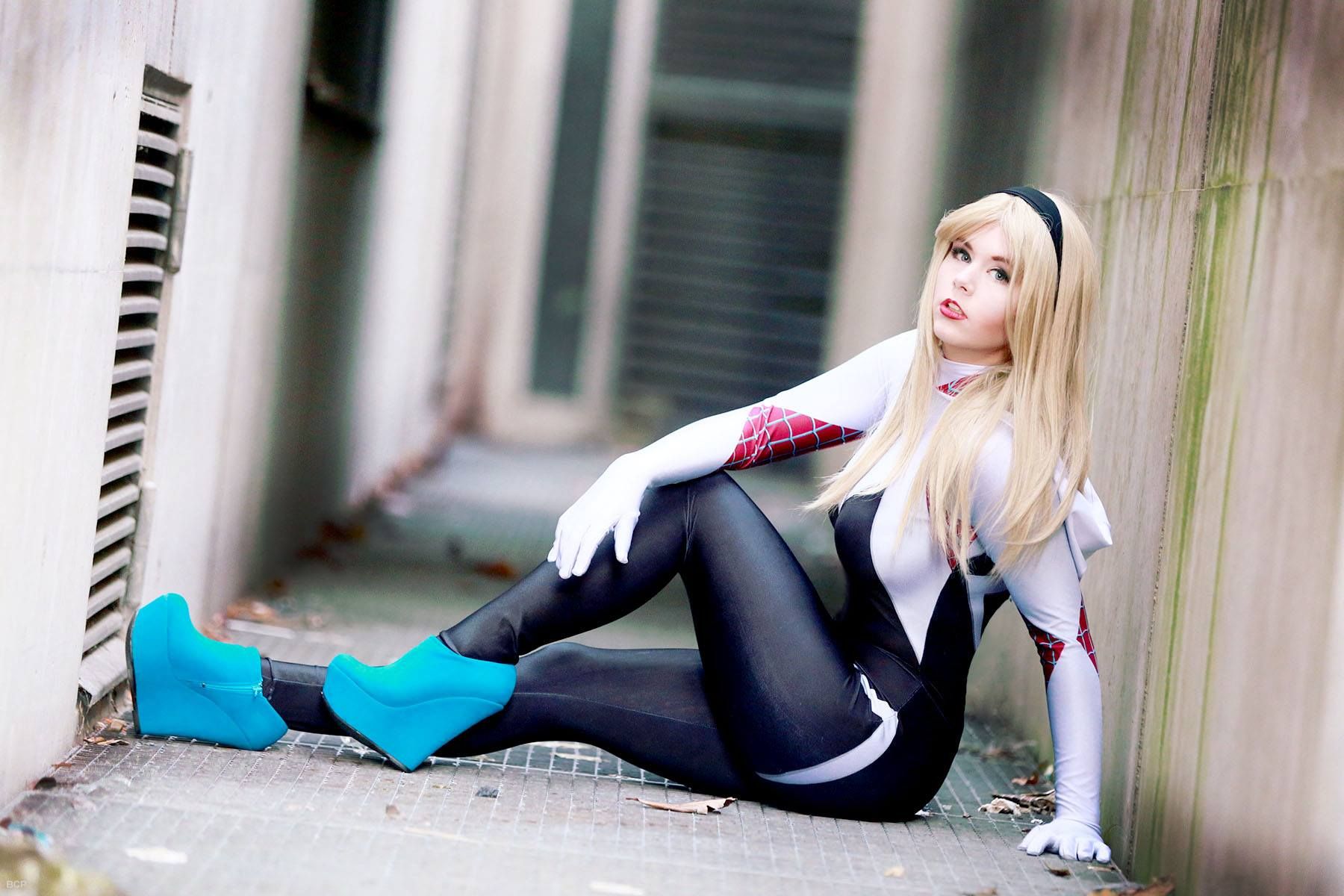 Косплей гвен 18. Саша Холланд Cosplay Гвен Стейси. Спайдер Гвен косплей. Spider Gwen косплей. Саша Холланд Гвен паук.